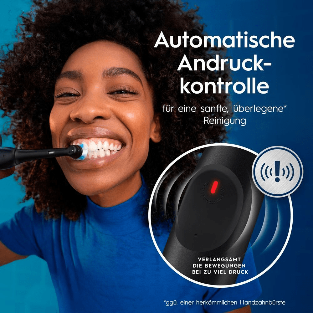 Eine lachende Frau, die eine Oral-B iO Zahnbürste verwendet. Die automatische Andruckkontrolle wird hervorgehoben, die die Bewegungen der Zahnbürste verlangsamt, wenn zu viel Druck ausgeübt wird. Für eine sanfte, überlegene Reinigung ggü. einer herkömmlichen Handzahnbürste.