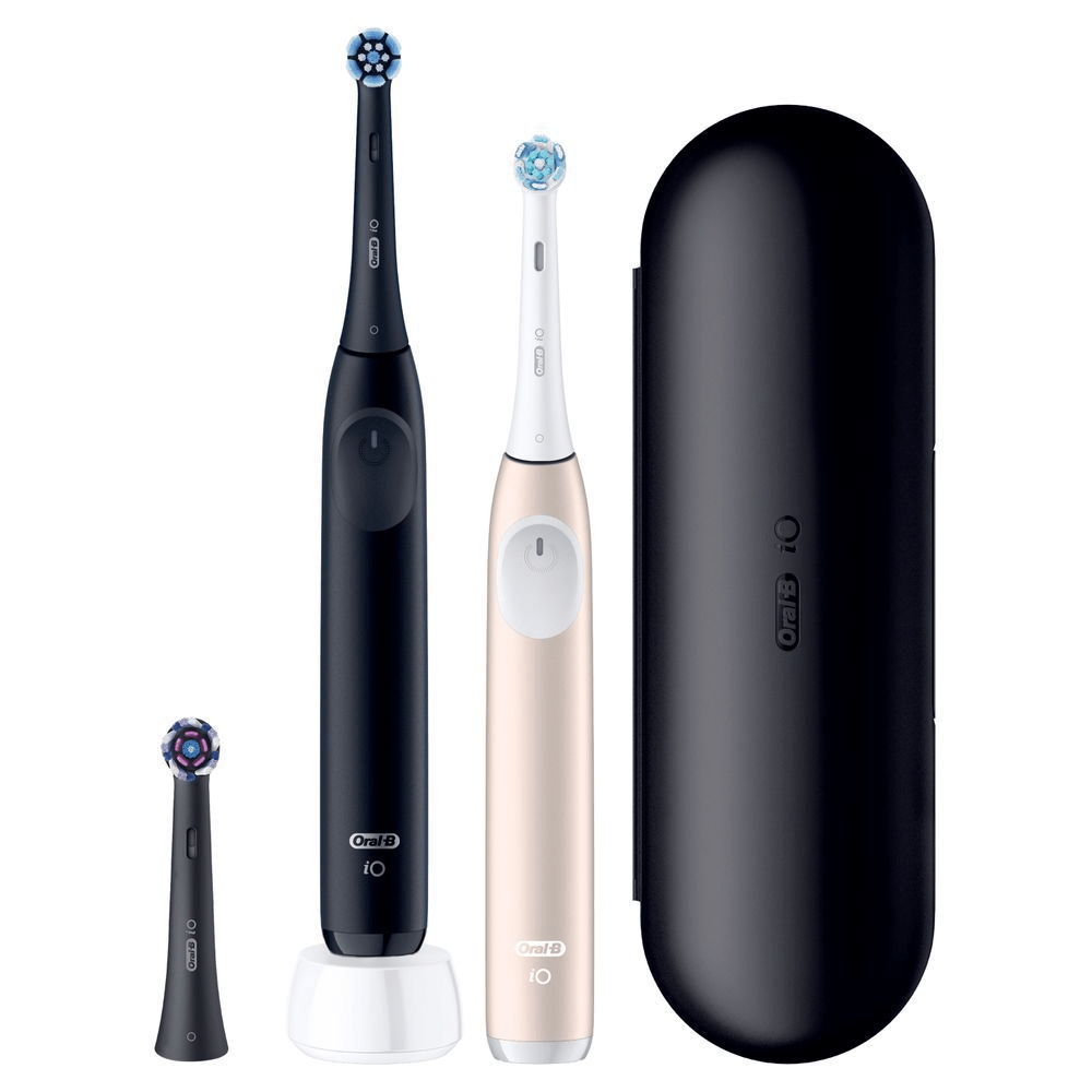 Oral-B iO elektrische Zahnbürsten in Schwarz und Roségold, mit Ladestation und Reiseetui. [SV] Oral-B iO eltandborstar i svart och roséguld, tillsammans med ett resefodral och ett extra borsthuvud. [FI] Oral-B iO -sähköhammasharja, jossa on mukana latausasema, vaihtopää ja musta matkakotelo. [DA] Oral-B iO elektriske tandbørster i sort og rosa guld, vist med oplader og rejseetui. [IT] Spazzolini Oral-B iO nero e oro rosa, con testina di ricambio, base di ricarica e custodia da viaggio. [FR] Oral-B iO brosse à dents électrique noire avec son chargeur, brosse à dents rose doré, tête de brosse supplémentaire et étui de voyage. [NL] Oral-B iO elektrische tandenborstels, inclusief een zwarte tandenborstel op een oplader, een roze tandenborstel en een reisetui. [NO] Oral-B iO elektriske tannbørster i svart og rosa, med ladeholder, ekstra børstehode og reiseetui.;