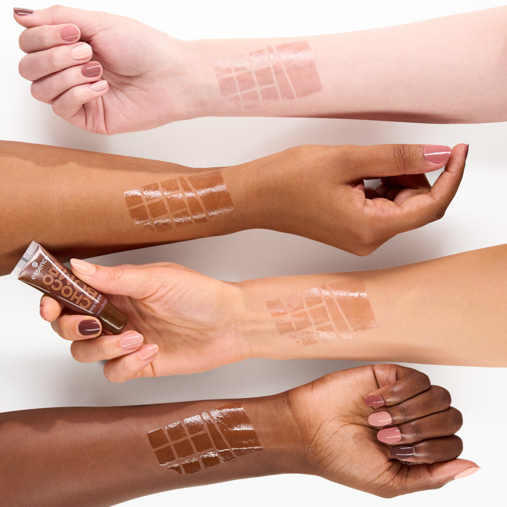 Bild: essence CHOCO BOMB shiny lipgloss Chocoholic!