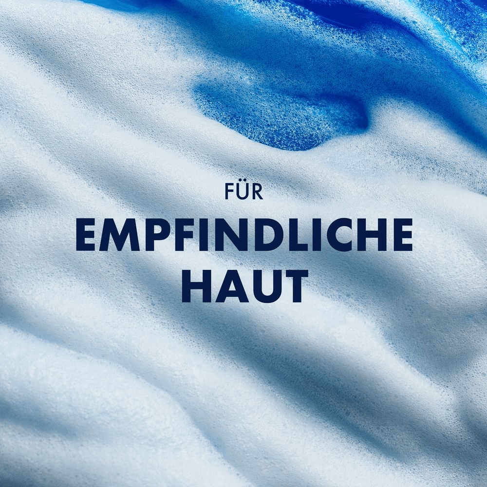 Dichter Schaum mit dem Text "Für empfindliche Haut" zur Hervorhebung der Hautverträglichkeit der Gillette Series Produkte.