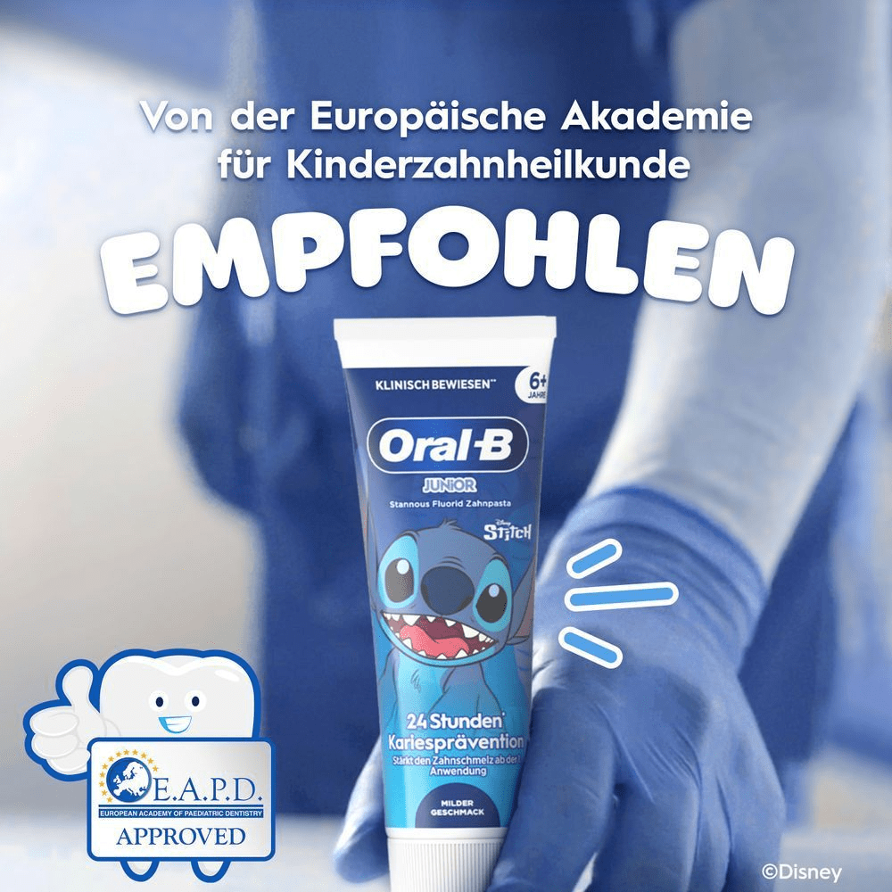 Zahnärztliches Fachpersonal präsentiert Oral-B Junior Tube, empfohlen von der Europäischen Akademie.