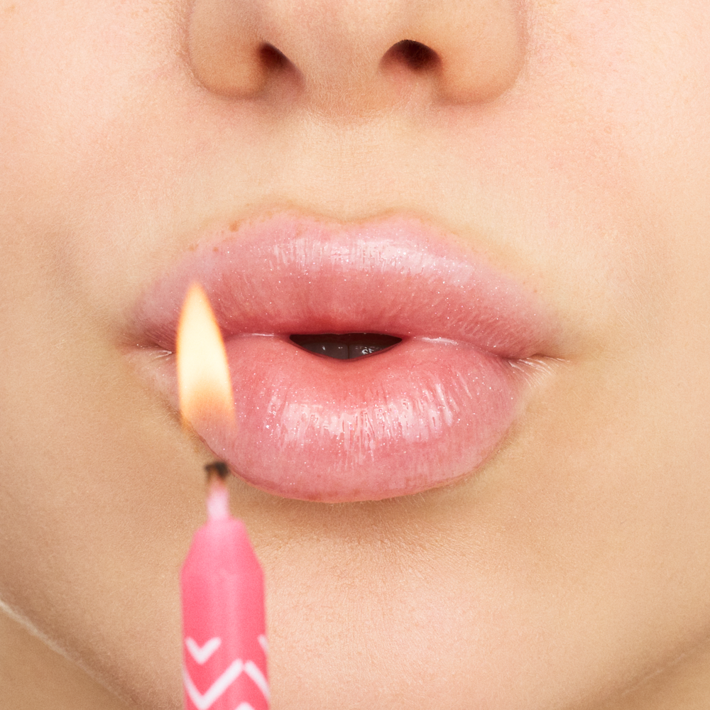 Bild: essence BIRTHDAY BOMB shiny lipgloss Cake My Day!