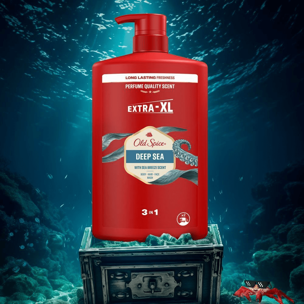 Old Spice Deep Sea 3-in-1 Duschgel in XL-Größe, präsentiert auf einer Schatztruhe unter Wasser für langanhaltende Frische. [ES] Frescura duradera con el gel de ducha Old Spice Deep Sea, ahora en tamaño Extra-XL, como un tesoro del océano. [PT] Embalagem de Old Spice Deep Sea 3 em 1, tamanho extra grande, em um baú de tesouro subaquático, evocando frescor duradouro.;
