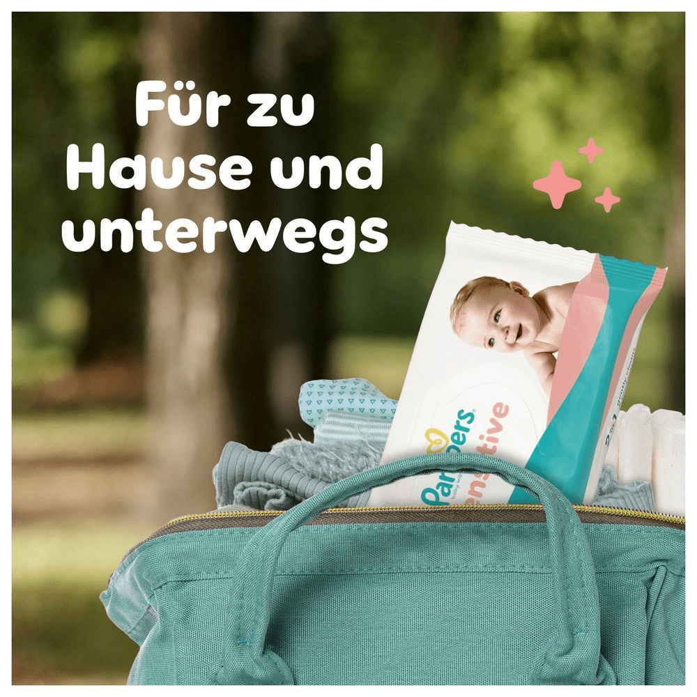Pampers Sensitive Feuchttücher-Packung in einer Tasche, beworben für Für zu Hause und unterwegs.