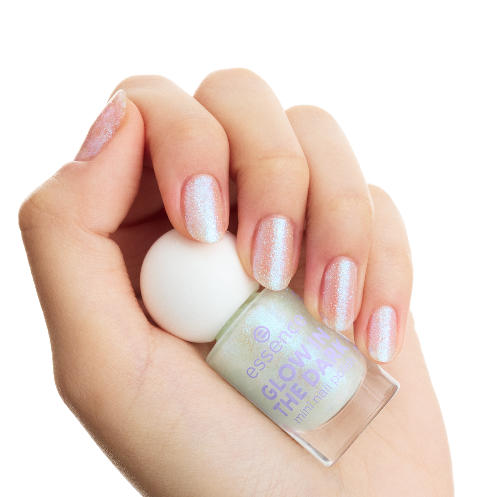 Bild: essence GLOW IN THE DARK mini nail polish 01