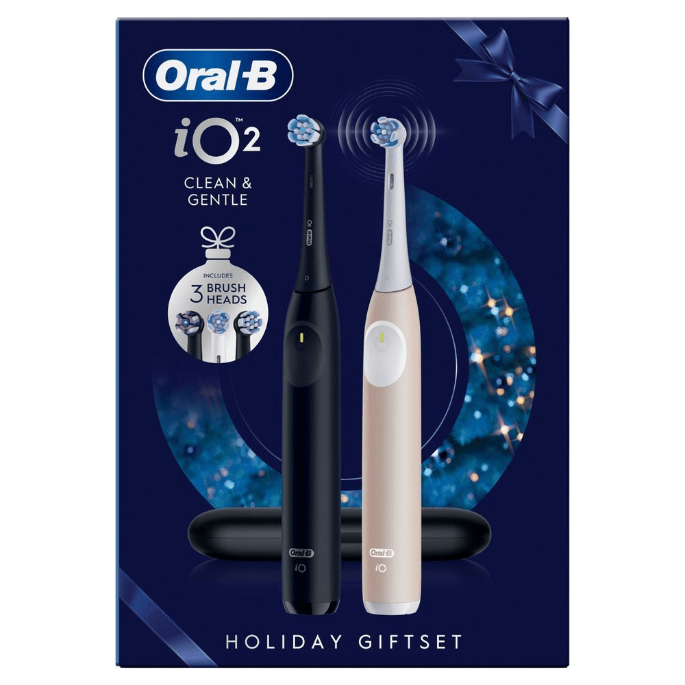 Oral-B iO2 Holiday Geschenkset mit zwei Zahnbürsten und dem Hinweis "Enthält 3 Bürstenköpfe". [SV] Oral-B iO2 tandborstar i presentförpackning, inklusive tre borsthuvuden för en ren och skonsam rengöring. [DA] Oral-B iO2 Holiday Giftset-pakke med to elektriske tandbørster og tre børstehoveder inkluderet. [IT] Oral-B iO Series 2 cofanetto regalo per le feste, include 3 testine di ricambio. [FI] Oral-B iO2 -hammasharjat joulupakkaus, sisältää kolme harjaspäätä. [NO] Oral-B iO2 Holiday Giftset-eske som viser to tannbørster og inkluderer 3 børstehoder. [NL] Oral-B iO 2 Holiday Giftset-verpakking met twee elektrische tandenborstels en de vermelding "Inclusief 3 borstelkoppen". [FR] Oral-B iO2 coffret de Noël avec deux brosses à dents et un message indiquant qu'il inclut 3 têtes de brosse.;