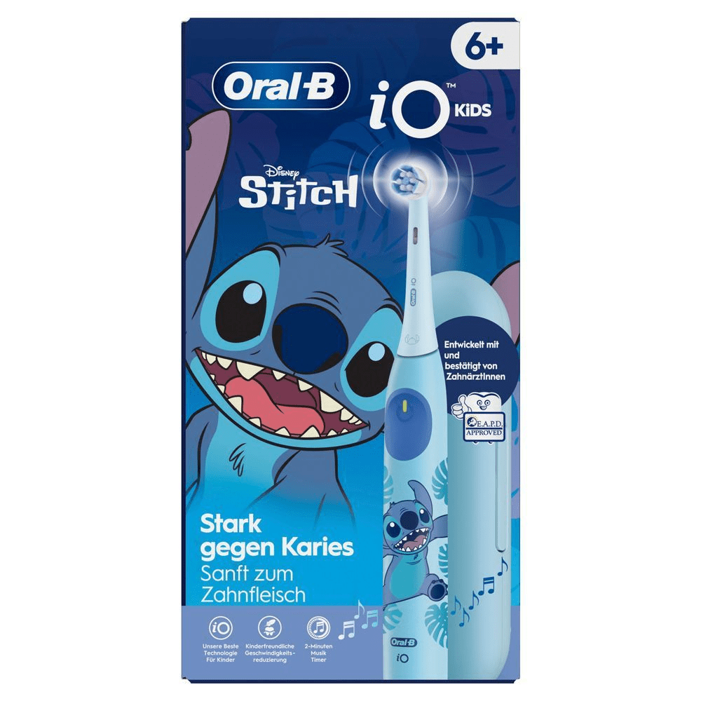 Oral-B iO Kids elektrische Zahnbürste mit Disney Stitch-Motiv, beworben mit "Stark gegen Karies, Sanft zum Zahnfleisch". [IT] Oral-B iO Kids spazzolino elettrico con confezione di Disney Stitch, indicato per i bambini dai 6 anni in su.;