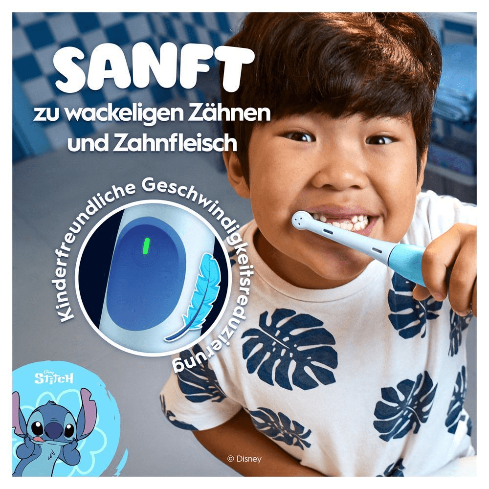 Lachendes Kind benutzt die Oral-B iO Kids 6+. Text: Sanft zu wackeligen Zähnen & Zahnfleisch