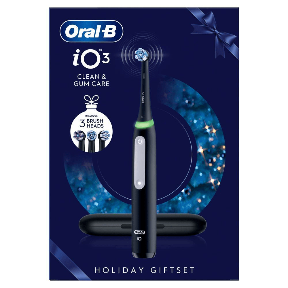 Oral-B iO3 Holiday Giftset mit Zahnbürste, Reiseetui und dem Hinweis "Inklusive 3 Bürstenköpfe". [FI] Oral-B iO3 -sähköhammasharja, jossa on mukana kolme harjaspäätä, Clean & Gum Care -puhdistukseen ja iO-matkakotelo. [DA] Oral-B iO3 elektrisk tandbørste feriegavesæt, med fokus på inkluderede 3 børstehoveder til ren og sund tandkødspleje. [SV] Oral-B iO3 eltandborste Holiday Giftset, inklusive tre borsthuvuden för rengöring och tandköttsvård. [IT] Oral-B iO3 spazzolino elettrico nero, confezione regalo natalizia che include 3 testine. [NL] Oral-B iO3 elektrische tandenborstel cadeauverpakking, inclusief 3 opzetborstels voor een complete reiniging en tandvleesverzorging. [PL] Oral-B iO3 szczoteczka do zębów w świątecznym zestawie, z informacją, że zawiera 3 wymienne główki. [FR] Oral-B iO 3 coffret de fêtes avec trois brossettes incluses pour un nettoyage et un soin des gencives efficaces. [NO] Oral-B iO3 elektrisk tannbørste Holiday Giftset, med hovedfokus på at settet inkluderer 3 børstehoder. [PT] Oral-B iO3, edição limitada para as festas, incluindo três cabeças de escova para limpeza e cuidado da gengiva. [ES] Oral-B iO 3 Holiday Giftset, que incluye 3 cabezales de cepillo para una limpieza y cuidado de las encías superiores.;