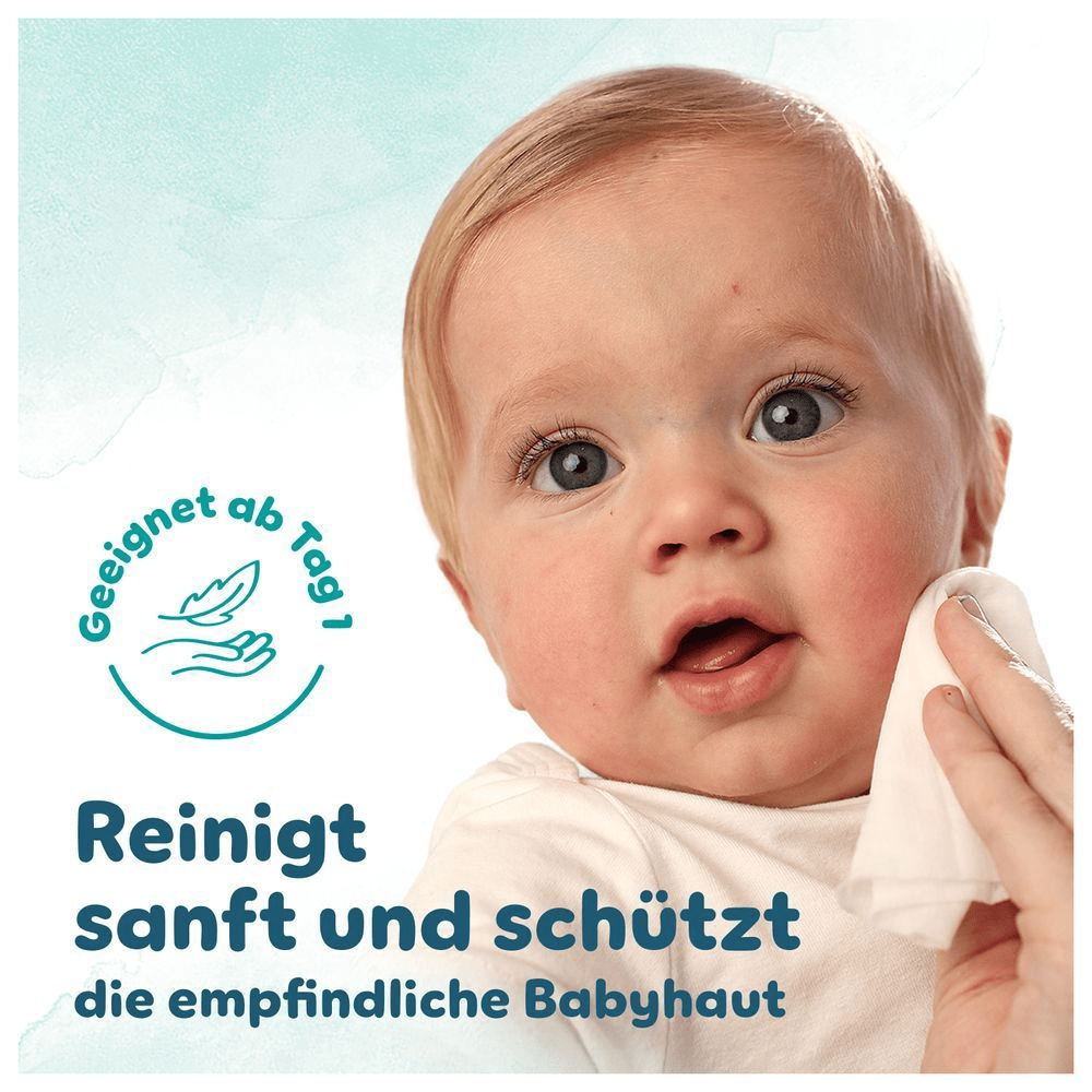 Ein Baby wird sanft an der Wange mit einem Pampers Harmonie Aqua Baby-Feuchttuch abgewischt. Der Text versichert, dass das Produkt ab dem ersten Tag geeignet ist, sanft reinigt und die empfindliche Haut des Babys schützt.
