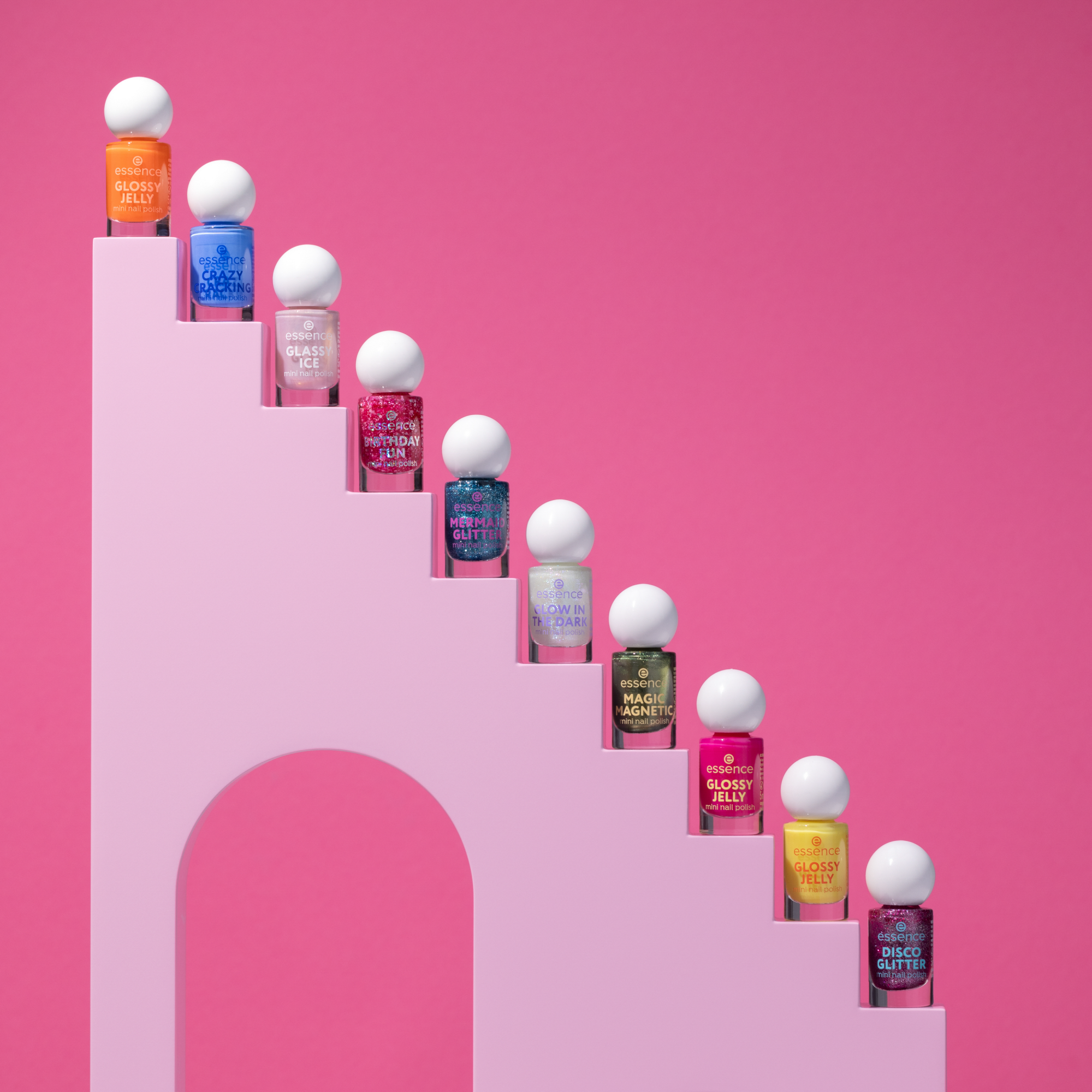 Bild: essence LOVE YOU mini nail polish X