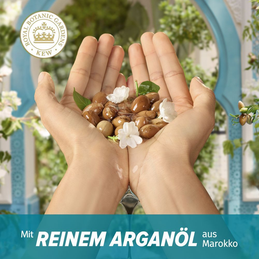 Hände halten Argan-Nüsse und Blüten, während der Text Mit REINEM ARGANÖL aus Marokko die natürlichen Inhaltsstoffe hervorhebt.