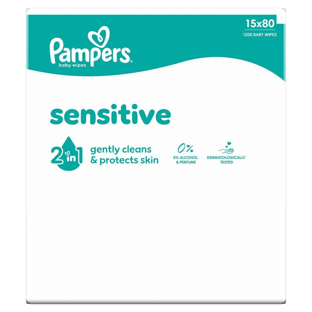 Pampers Sensitive Feuchttücher, 15x80 Packung, die damit wirbt, die Haut sanft zu reinigen und zu schützen. [EN] Pampers Sensitive baby wipes packaging, prominently displaying a total of 1200 baby wipes. [RO] Pachet Pampers Sensitive Baby Wipes, cu formula 2 în 1 care curăță delicat și protejează pielea. [HR] Pampers Sensitive vlažne maramice, pakiranje od 15x80, koje nježno čiste i štite kožu, 0% alkohola i parfema, dermatološki testirano. [HU] Pampers Sensitive törlőkendők csomagolása, kiemelve a 2 in 1 gyengéden tisztít és védi a bőrt feliratot. [SK] Pampers Sensitive detské obrúsky 2 v 1 jemne čistia a chránia pokožku, balenie 15 x 80 kusov.