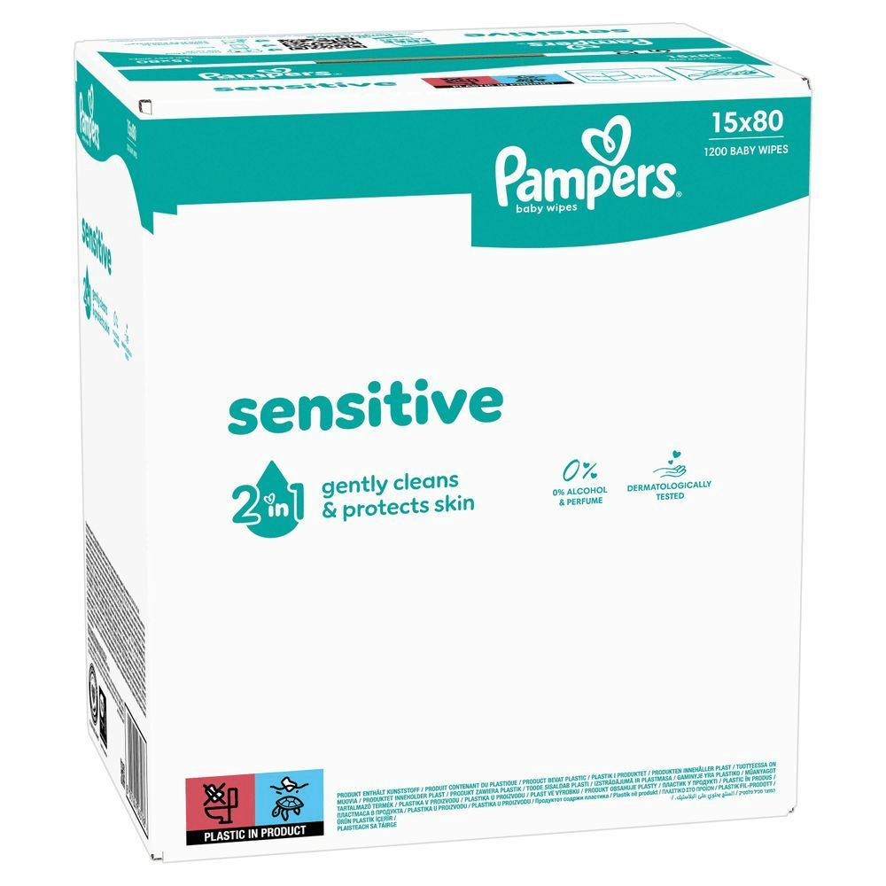 Pampers Sensitive Feuchttücher-Packung in einer Tasche, beworben für Für zu Hause und unterwegs.