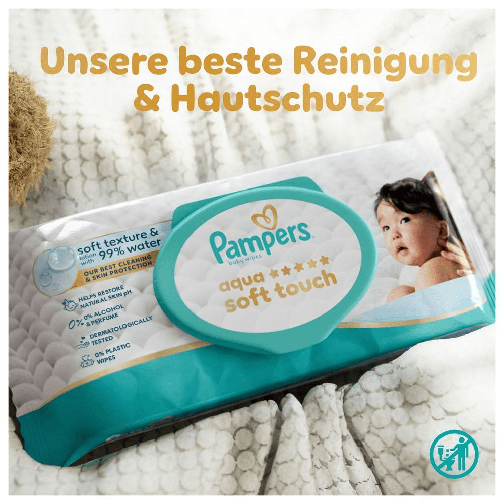 Pampers Aqua Soft Touch Feuchttücher-Verpackung liegt auf einer Decke. Unsere beste Reinigung & Hautschutz.