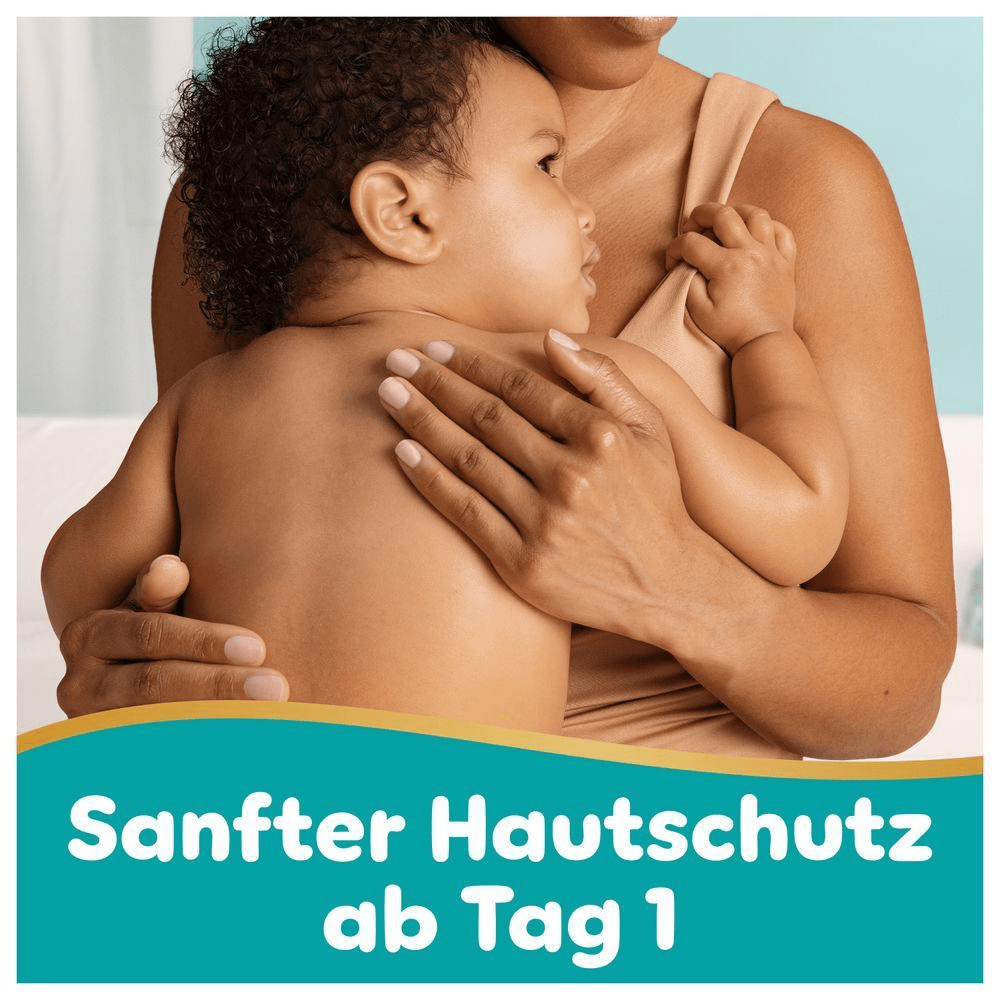 Mutter hält ihr Baby im Arm. Hervorgehoben wird der sanfte Hautschutz der Pampers Soft Touch Feuchttücher ab dem ersten Tag.