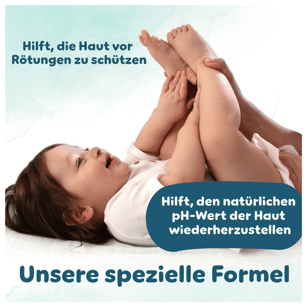 Ein Baby liegt auf dem Rücken und hält spielerisch seine Füße. Der Text hebt hervor, dass die spezielle Formel der Pampers Harmonie Aqua Baby-Feuchttücher hilft, die empfindliche Babyhaut vor Rötungen zu schützen und den natürlichen pH-Wert wiederherzustellen.