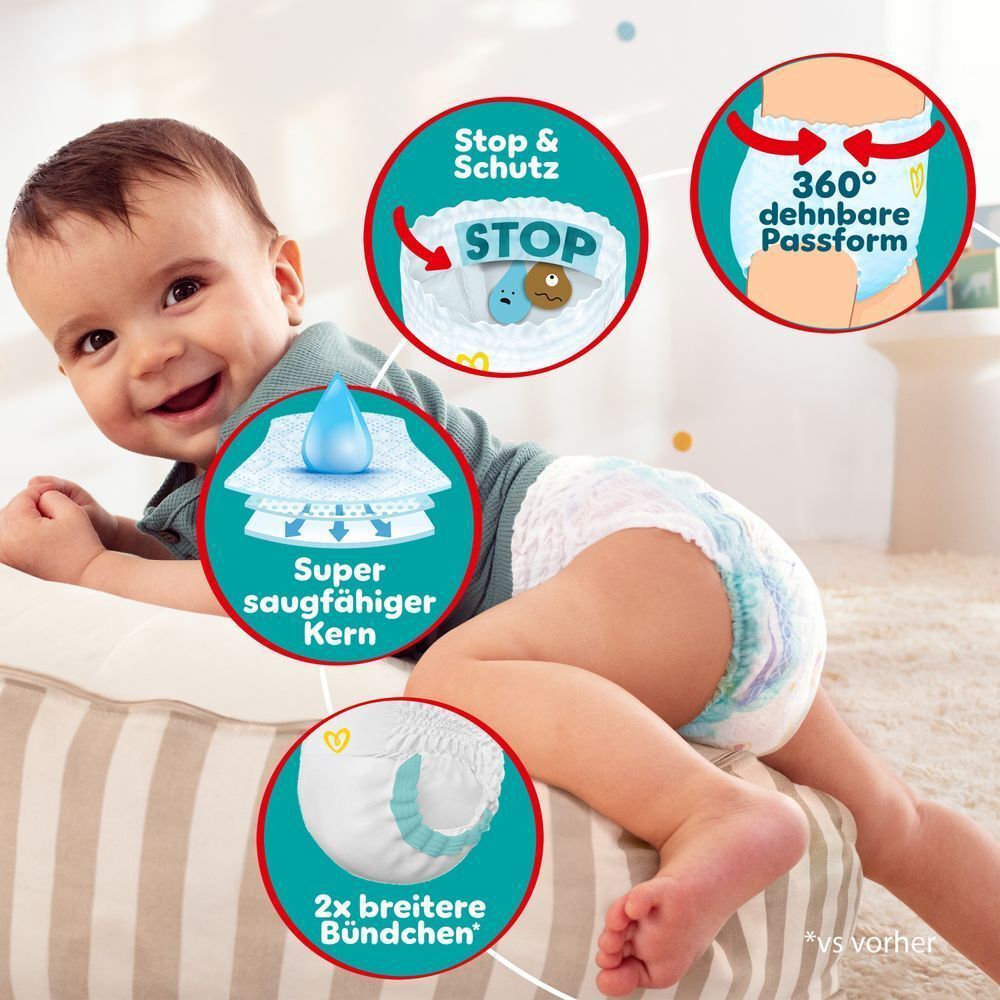 Ein verspieltes Baby, das Pampers Baby-Dry Pants trägt, beugt sich vor, um durch seine Beine in die Kamera zu schauen. Drei rote Pfeile umkreisen die Pants, um die lückenlose 360°- Passform ohne Auslaufen hervorzuheben.