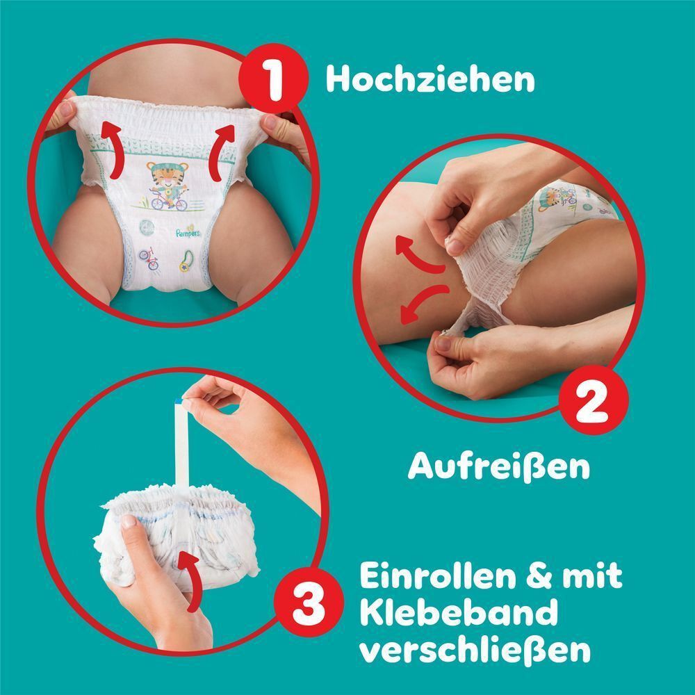 Ein lächelndes Baby, das Pampers Baby-Dry Pants trägt, spielt auf einem weichen Kissen auf dem Boden. Die Produktvorteile der Pants werden durch die Grafik um die Pants herum hervorgehoben: ein super saugfähiger Kern, 2x breitere Bündchen als vorher, eine 360° dehnbare Passform und ein Stop & Schutz Täschchen.