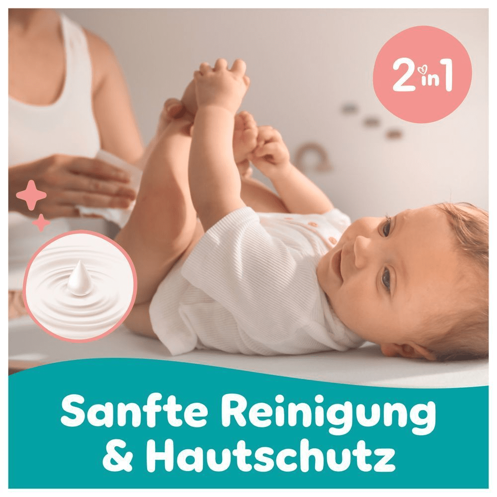 Baby wird gewickelt und mit Feuchttüchern gereinigt. Pampers Sensitive Feuchttücher für 2-in-1 sanfte Reinigung & Hautschutz.