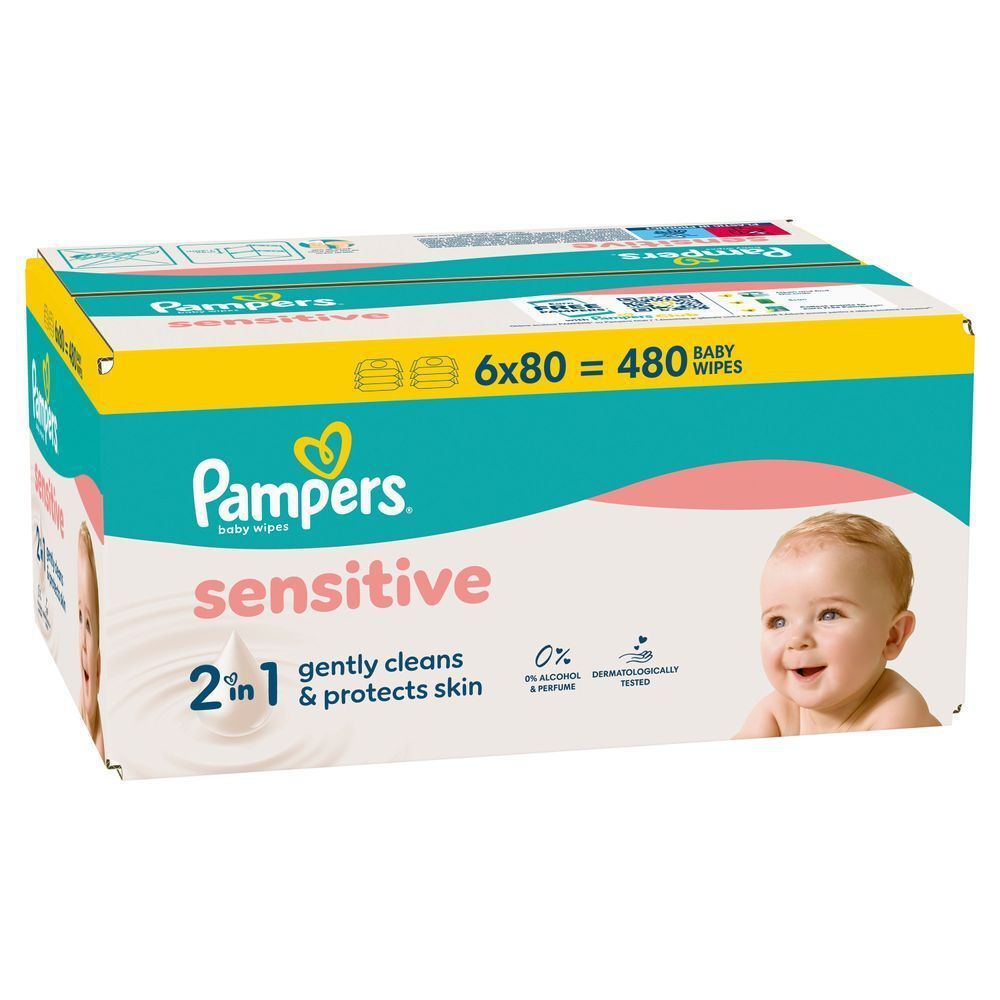 Pampers Sensitive Feuchttücher, Großpackung mit 480 Stück, beworben mit der Formel 2 in 1 reinigt sanft und schützt die Haut. [RO] Pampers Sensitive baby wipes, pachet de 480, curăță delicat și protejează pielea, 0% alcool și parfum, testat dermatologic. [SV] Pampers Sensitive baby wipes, förpackning med 6x80 stycken = 480 torkdukar, 2 i 1 rengör skonsamt och skyddar huden. [HR] Pampers Sensitive vlažne maramice, pakiranje od 6 komada po 80 maramica, ukupno 480 komada, nježno čiste i štite kožu. [CS] Pampers Sensitive dětské ubrousky, balení 480 kusů, 2v1 jemně čistí a chrání pokožku. [HU] Pampers Sensitive törlőkendők csomagolása, kiemelve a 2 az 1-ben gyengéden tisztít és védi a bőrt feliratot. [SK] Pampers Sensitive detské vlhčené obrúsky, balenie 6 x 80 = 480 kusov, 2 v 1 jemne čistia a chránia pokožku. [SL] Pampers Sensitive otroški robčki v pakiranju s 480 kosi, ki nežno čistijo in ščitijo kožo, brez alkohola in parfumov. [FI] Pampers Sensitive -pyyhkeiden pakkaus, jossa lukee 2 in 1, hellävaraisesti puhdistaa ja suojaa ihoa sekä 6x80 = 480 baby wipes. [NO] Pampers Sensitive våtservietter, pakke med 6 pakker, totalt 480 våtservietter, som skånsomt renser og beskytter huden.