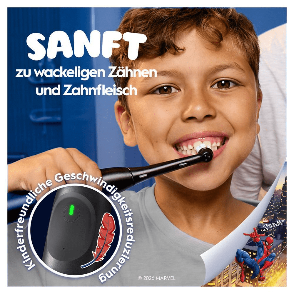 Lachendes Kind benutzt die Oral-B iO Kids 6+. Text: Sanft zu wackeligen Zähnen & Zahnfleisch
