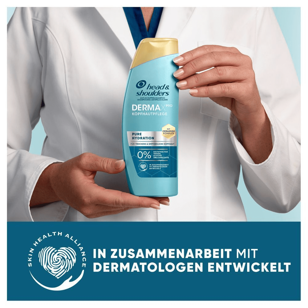 Arztperson präsentiert Head & Shoulders DERMA X Shampoo, mit Dermatologen entwickelt.