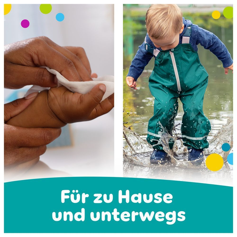 Eine Collage aus zwei Bildern zeigt, das Pampers Fresh Clean Baby-Feuchttücher sowohl zu Hause als auch unterwegs geeignet sind. Auf der linken Seite wird die Hand eines Babys sanft reinigt. Auf der rechten Seite plantscht ein Kleinkind in grünen Latzhosen fröhlich in einer schlammigen Pfütze.