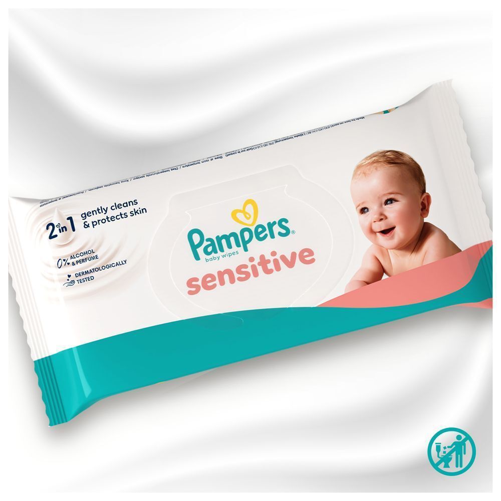 Pampers Sensitive Feuchttücher-Verpackung auf einem weißen Hintergrund. 2-in-1 sanfte Reinigung und Hauschutz. 0% Alkohol und Parfüm, dermatologisch getestet. [EN] Pampers baby wipes sensitive packaging, highlighting its 2in1 gently cleans & protects skin benefit.