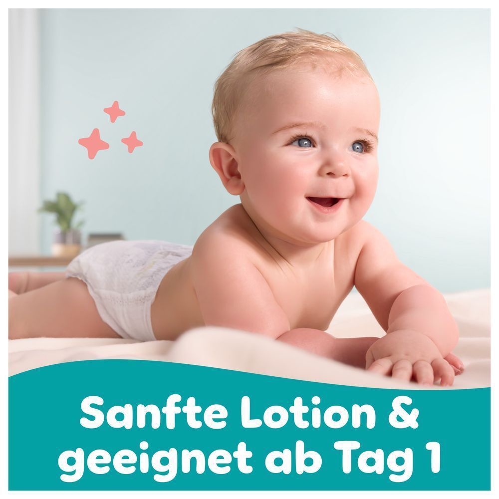 Baby liegt auf dem Bauch mit Pampers-Windel. Hervorgehoben wird die sanfte Lotion der Pampers Sensitive Feuchttücher. Geeignet ab dem ersten Tag.