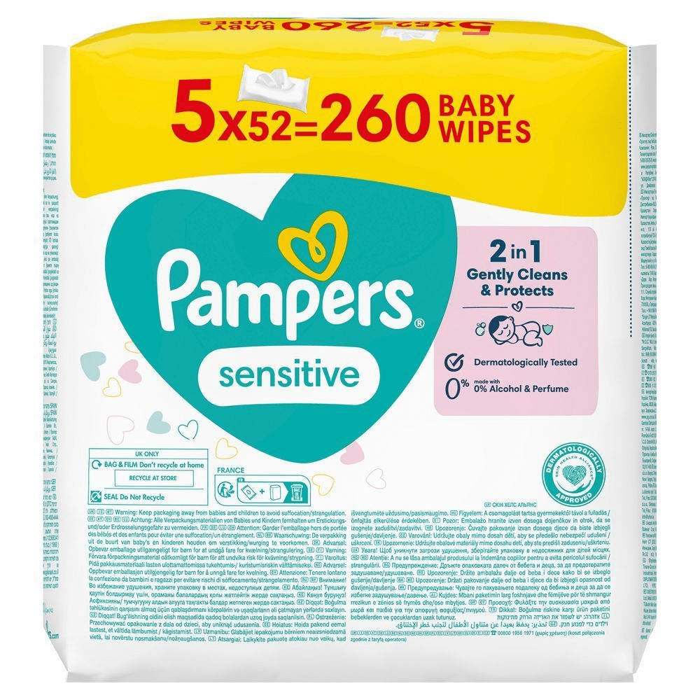 Pampers Sensitive Feuchttücher, 5er Pack, mit dem Hinweis "2 in 1: Reinigt sanft & schützt" und "0% Alkohol & Parfüm". [EN] Pampers Sensitive baby wipes, 5 packs of 52, featuring a 2-in-1 gently cleans and protects claim. [IT] Pampers Sensitive salviette per bambini, confezione multipla 5x52, clinicamente testate e senza alcool e profumo. [HR] Pampers Sensitive vlažne maramice, pakiranje 5x52=260, dermatološki testirane i bez alkohola i parfema. [CS] Pampers Sensitive dětské ubrousky, balení 5x52=260 kusů, dermatologicky testováno a bez alkoholu a parfemace. [HU] Pampers Sensitive baba törlőkendő csomagolás, 5x52=260 darabos kiszerelés, bőrgyógyászatilag tesztelt és 0% alkoholt és parfümöt tartalmaz. [SK] Pampers Sensitive detské vlhčené obrúsky, balenie 5x52=260 kusov, dermatologicky testované a bez alkoholu a parfumácie. [SL] Pampers Sensitive otroški robčki, pakiranje 5 x 52 = 260 robčkov, dermatološko testirani in brez alkohola ter parfumov.;