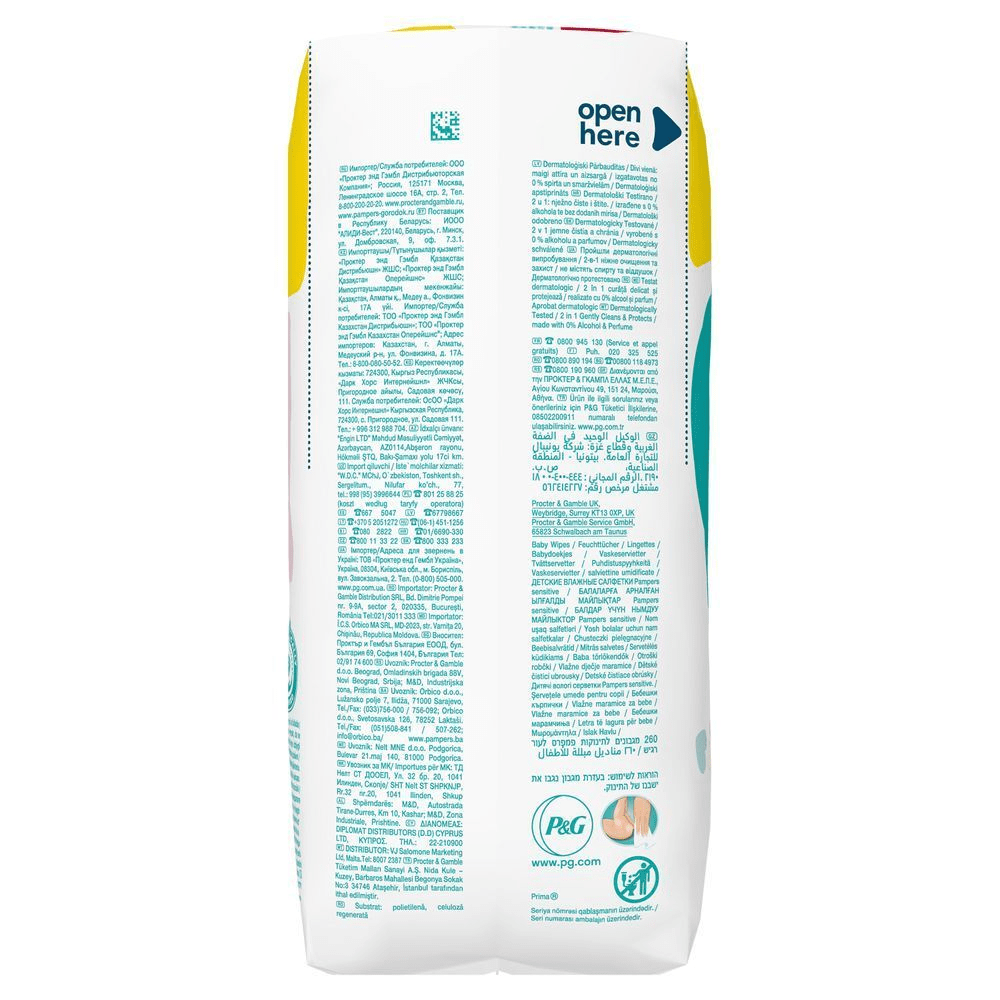 Pampers Feuchttücher: "Open here" hervorgehoben. Reinigt sanft und schützt, mit 0% Alkohol und Parfum. [EN] Pampers Sensitive baby wipes packaging, highlighting the claim "Dermatologically Tested / 2 in 1 Gently Cleans & Protects". [IT] Pampers salviette sensitive per bambini, confezione che evidenzia la formula delicata 2 in 1, senza alcool e profumo. [HR] Pampers vlažne maramice, pakiranje s natpisom "open here" i tvrdnjom da su dermatološki testirane i blago čiste i štite s 0% alkohola i parfema. [CS] Pampers Sensitive dětské ubrousky, balení s nápisem "open here" a informací o dermatologickém testování a 0% alkoholu a parfémů. [HU] Pampers törlőkendő csomagolása, kiemelve a "Dermatológiailag tesztelt / 2 az 1-ben: gyengéden tisztít és véd" feliratot, 0% alkohollal és parfümmel. [SK] Pampers vlhčené obrúsky, balenie s nápisom "open here" a označením, že sú dermatologicky testované a vyrobené bez alkoholu a parfumov. [SL] Pampers Sensitive otroški vlažilni robčki, poudarjeno, da so dermatološko testirani in nežno čistijo ter ščitijo.;