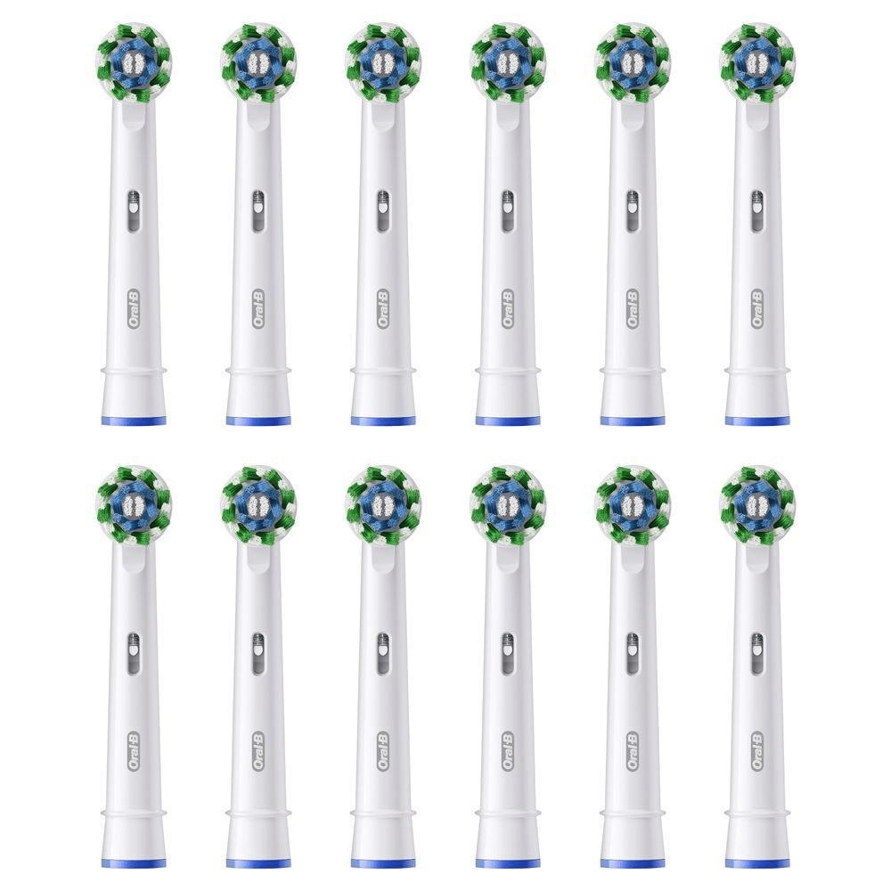 Oral-B Aufsteckbürsten, 12er-Packung, mit runden Bürstenköpfen und grünen/blauen Borsten zur Reinigung. [EN] Oral-B replacement toothbrush heads, a 12-count pack, featuring green and blue bristles. [DA] Oral-B børstehoveder, et sæt med tolv, der viser de blå og grønne børstehår. [IT] Testine di ricambio Oral-B con setole verdi e blu, confezione multipla per una pulizia profonda e un'igiene orale ottimale. [FI] Oral-B -vaihtoharjaspäät, joissa näkyy vihreät ja siniset harjakset, jotka on suunniteltu plakin poistoon. [NO] Oral-B tannbørstehoder, 12 stk, med grønne og blå børstehår for rengjøring og tannkjøttpleie. [ES] Cabezales de recambio Oral-B con filamentos Indicator que se decoloran para señalar la necesidad de reemplazo.;