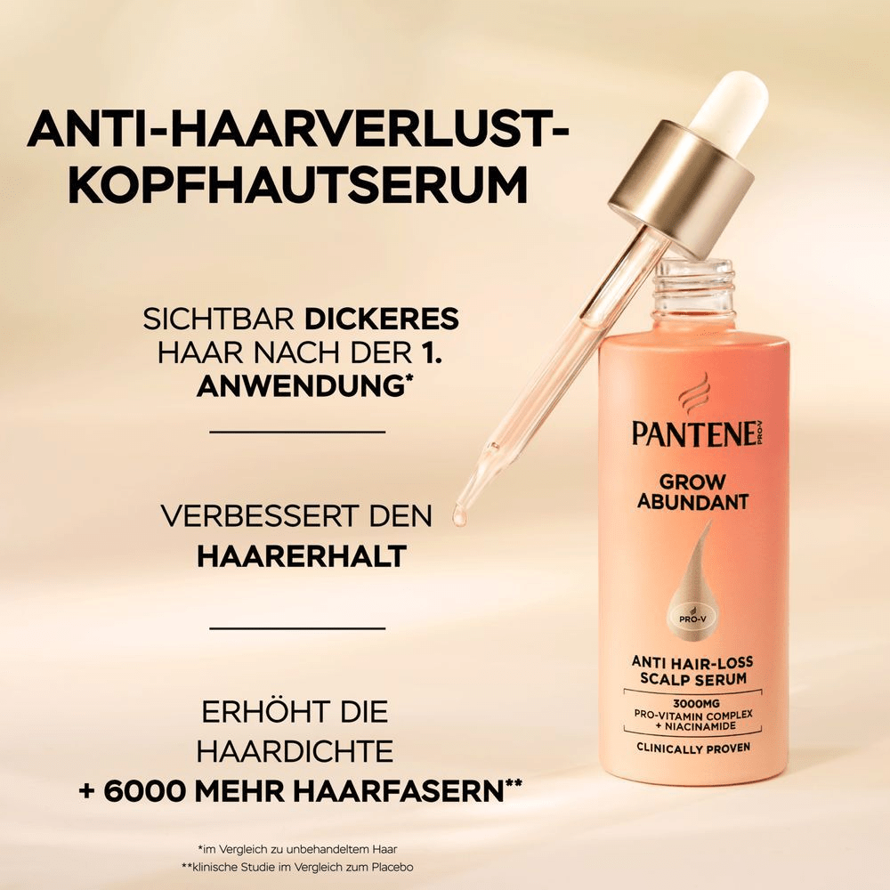 Eine Pantene Pro-V Grow Abundant Anti-Haarverlust Kopfhautserumflasche mit Pipette steht auf einem beigefarbenen Hintergrund. Die Pipette ist leicht herausgezogen und gefüllt. Daneben stehen in schwarzer Schrift die Vorteile des Produkts: Sichtbar dickeres Haar nach der ersten Anwendung*, Verbessert den Haarerhalt, Erhöht die Haardichte + 6000 mehr Haarfasern*