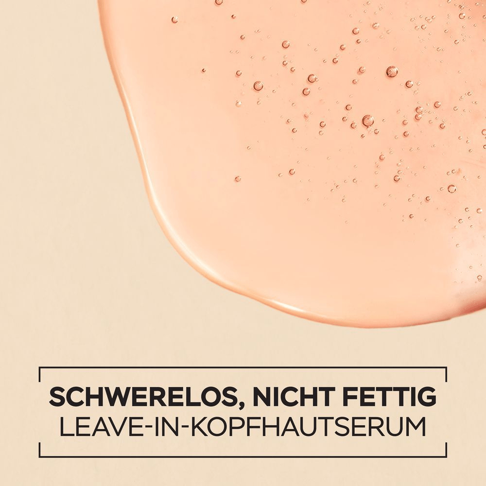 Nahaufnahme eines rosafarbenen, transparenten Serums, das in einem glänzenden Tropfen auf einer beigefarbenen Oberfläche liegt und kleine Bläschen enthält. Darunter steht in schwarzer Schrift: SCHWERELOS, NICHT FETTIG LEAVE-IN-KOPFHAUTSERUM.