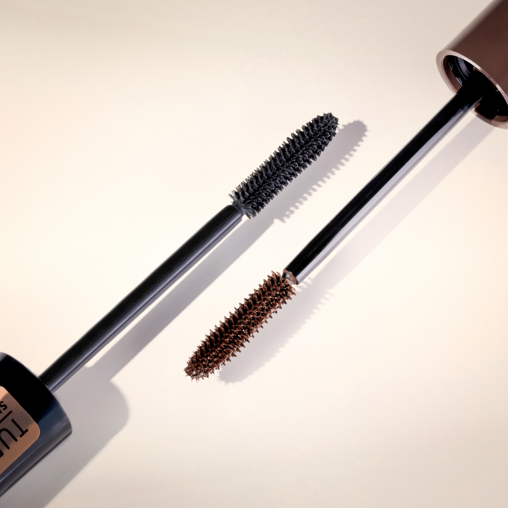 Bild: Catrice TUBING Stay In Place Volume Mascara Panda-Proof Brown 020