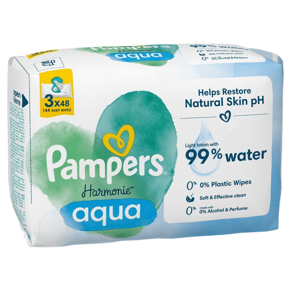 Pampers Harmonie Aqua Feuchttücher, 3er-Pack mit je 48 Stück, mit dem Hinweis "Leichte Lotion mit 99% Wasser". [EN] Pampers Harmonie Aqua baby wipes, 3 packs of 48, with packaging highlighting 99% water and 0% plastic. [RO] Pachet Pampers Harmonie Aqua, 3 x 48 bucăți, cu loțiune ușoară cu 99% apă și 0% plastic, alcool și parfum. [SV] Pampers Harmonie Aqua våtservetter, 3x48-pack, med märkningen "99% vatten" och "0% plast, alkohol och parfym". [IT] Pampers Harmonie Aqua salviette, confezione tripla da 144, con lozione leggera al 99% di acqua e 0% plastica, alcool e profumo. [HR] Pampers Harmonie Aqua vlažne maramice, pakiranje od 3x48 komada, s naglaskom na formulu s 99% vode. [CS] Pampers Harmonie Aqua vlhčené ubrousky, balení 3x48 kusů, s lehkým lotionem s 99% vody a 0% plastů, alkoholu a parfémů. [HU] Pampers Harmonie Aqua törlőkendő csomagolása, kiemelve a 99%-os víztartalmat és a 0% műanyagot, alkoholt és parfümöt. [SK] Pampers Harmonie Aqua vlhčené obrúsky, balenie 3x48 kusov, s ľahkou emulziou obsahujúcou 99% vody. [SL] Pampers Harmonie Aqua otroški robčki, pakiranje s poudarkom na vsebnosti 99% vode in brez plastike, alkohola in parfumov. [FI] Pampers Harmonie Aqua -kosteuspyyhkeiden pakkaus, jossa korostetaan 99 % vesipitoisuutta ja ettei sisällä alkoholia tai hajusteita. [NO] Pampers Harmonie Aqua våtservietter, 3x48 pakning. Inneholder 99% vann for å gjenopprette hudens naturlige pH-verdi.;