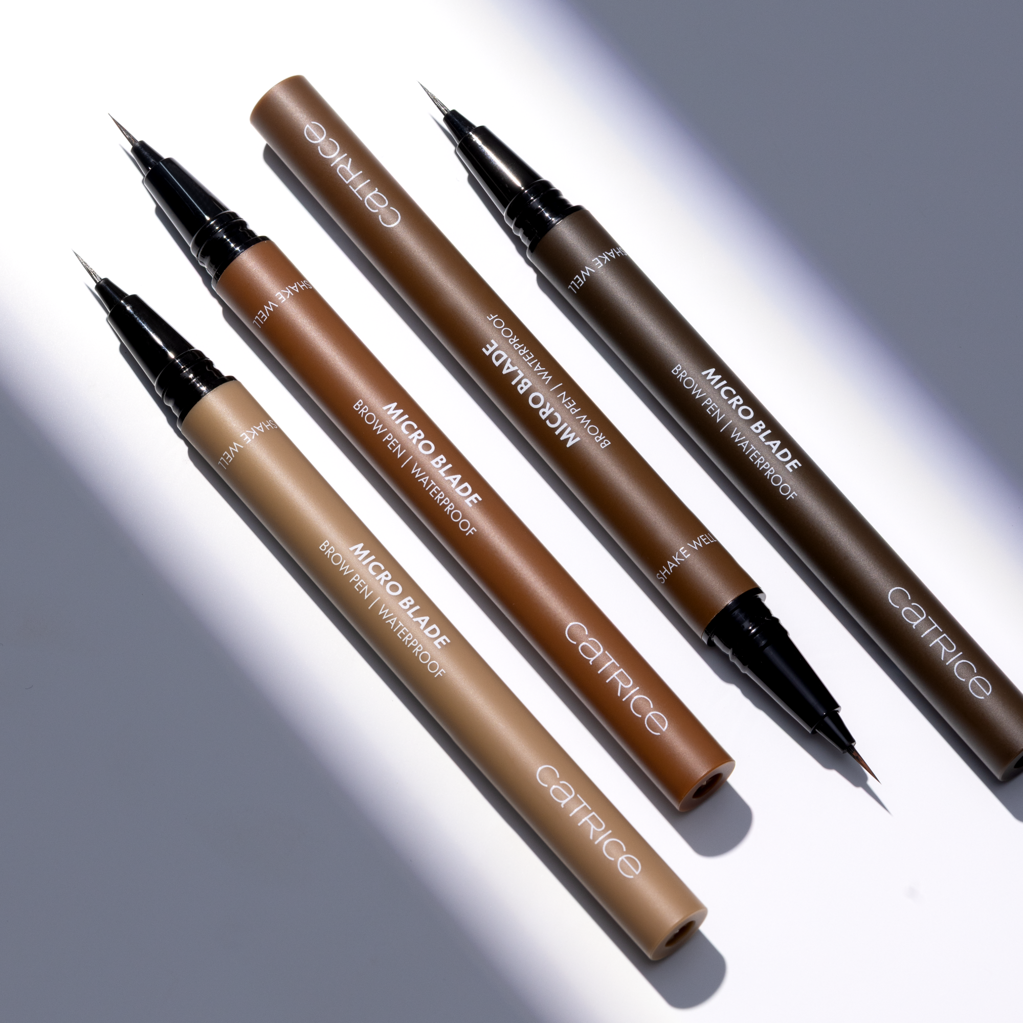 Bild: Catrice Micro Blade Brow Pen Waterproof Bold Espresso 040