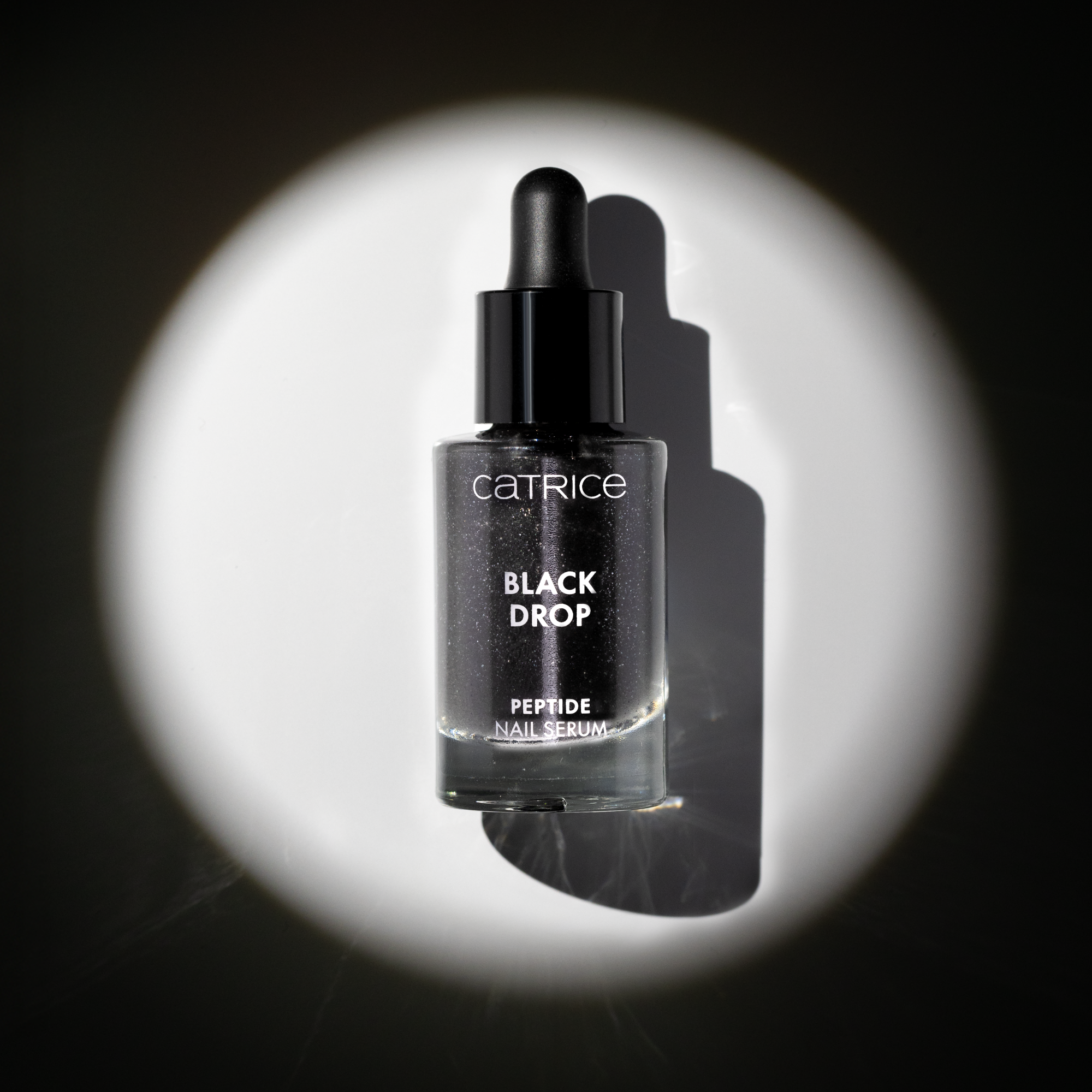 Bild: Catrice Black Drop Peptide Nail Serum 