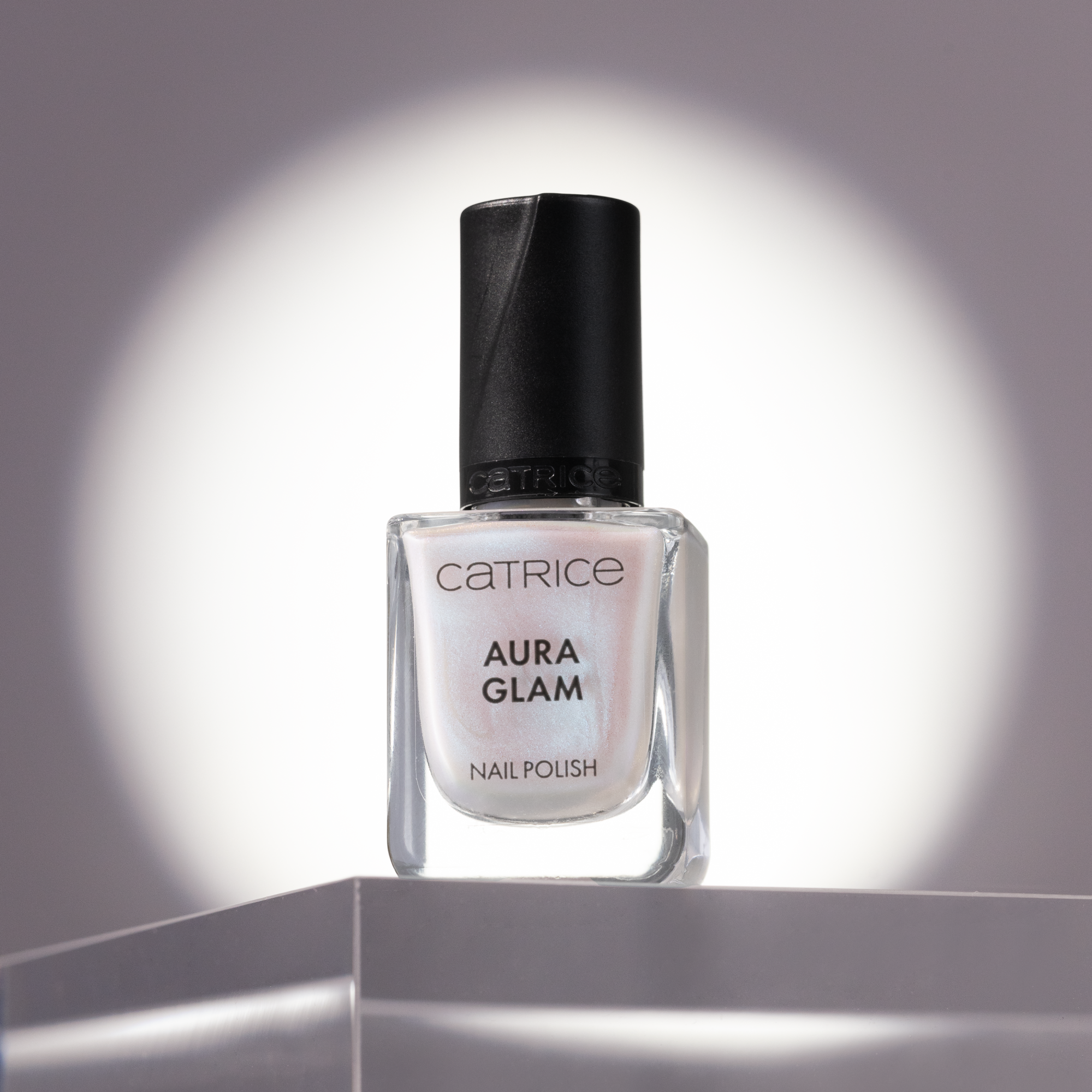 Bild: Catrice Aura Glam Nail Polish Glacier Glow 010