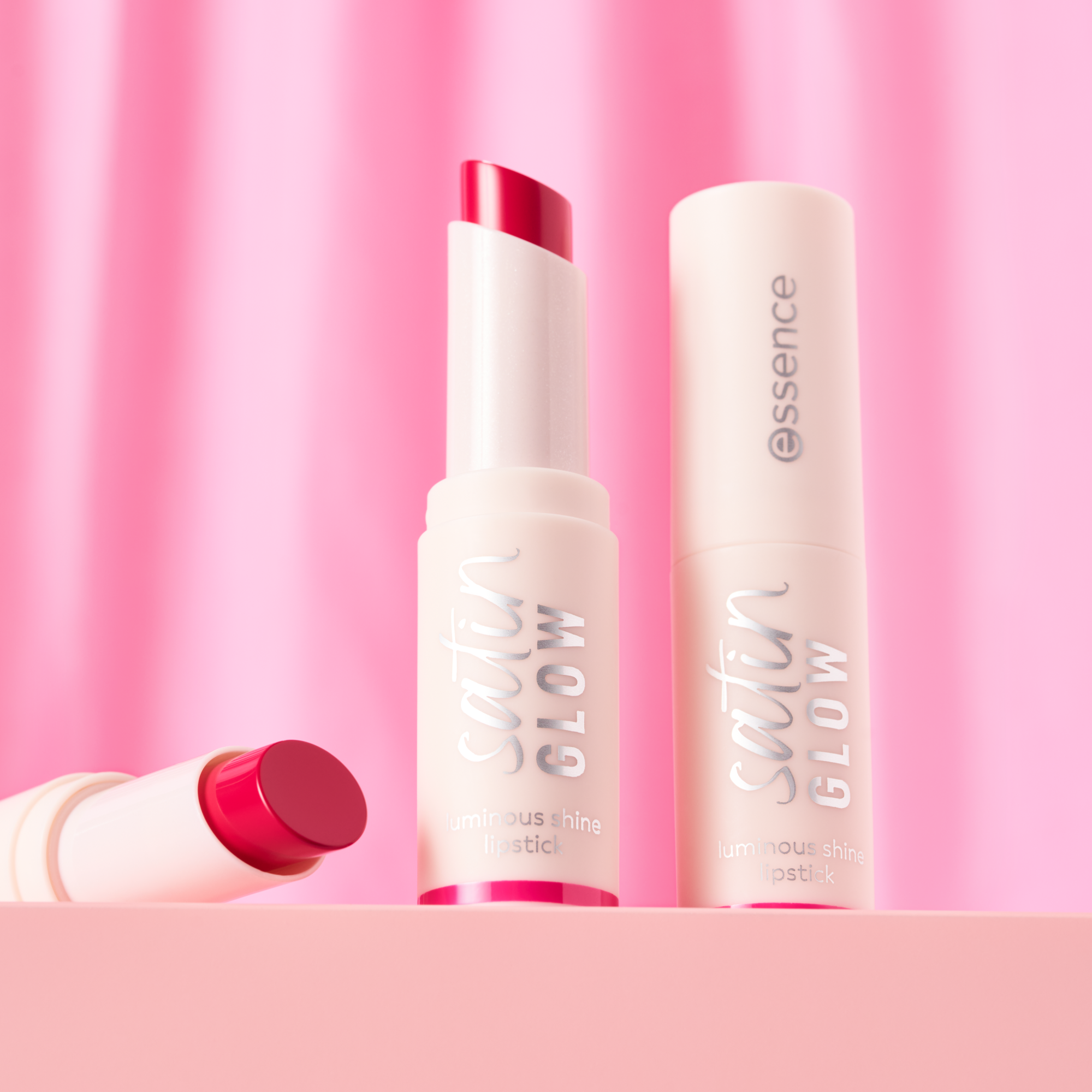 Bild: essence satin GLOW luminous shine lipstick Fuchsionista 08