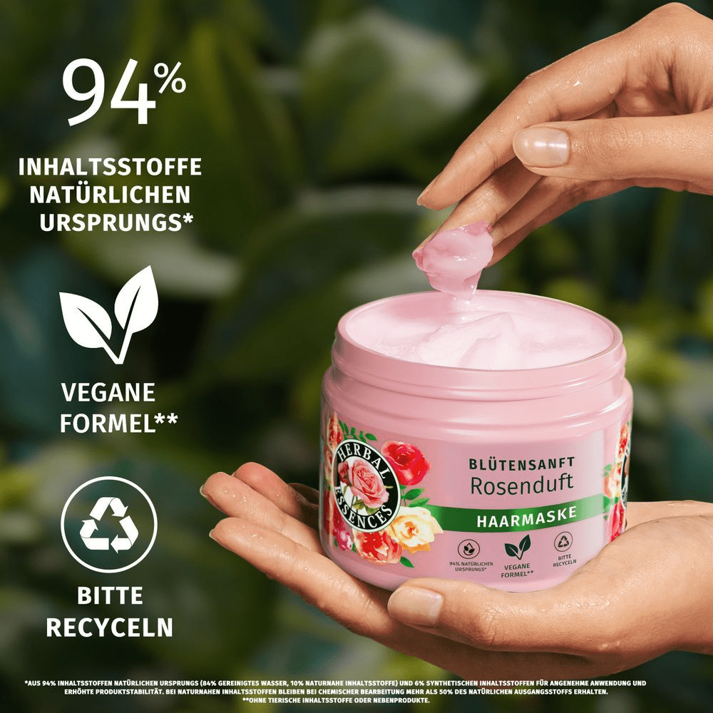 Herbal Essences Blüten Sanft Rosenduft Haarmaske, entnommen mit dem Finger, betont die 94% natürlichen Inhaltsstoffe und die vegane Formel.