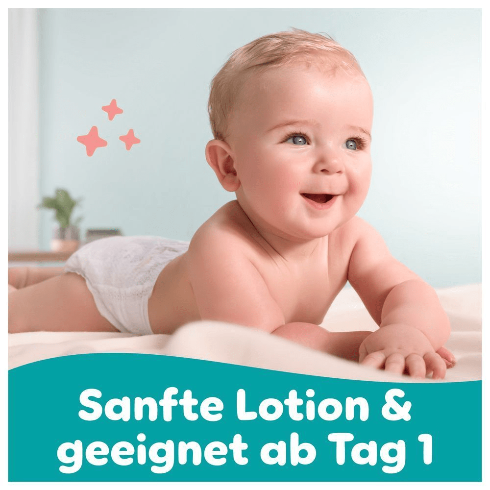Baby liegt auf dem Bauch mit Pampers-Windel. Hervorgehoben wird die sanfte Lotion der Pampers Sensitive Feuchttücher. Geeignet ab dem ersten Tag.