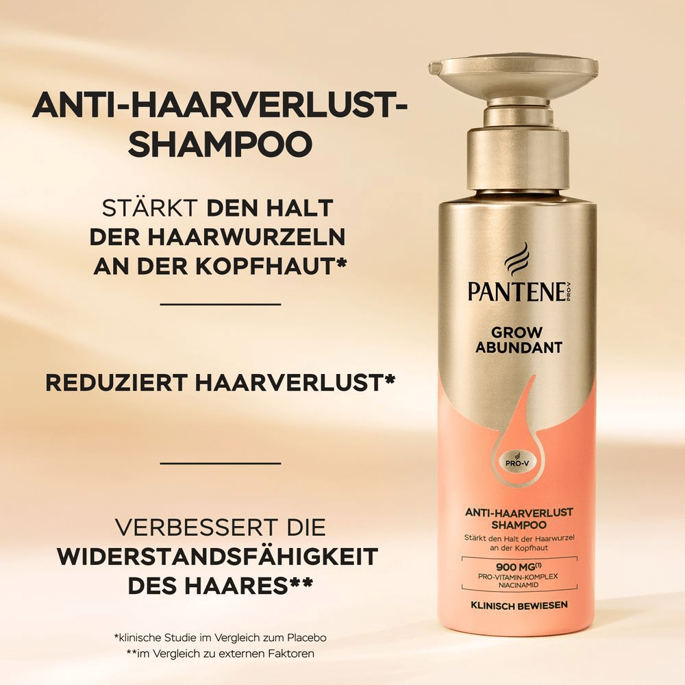 Eine Pantene Pro-V Grow Abundant Anti-Haarverlust Shampoo Flasche mit Pumpspender steht auf einem beigefarbenen Hintergrund. Daneben stehen in schwarzer Schrift die Vorteile des Produkts: Stärkt den Halt der Haarwurzel an der Kopfhaut*, Reduziert Haarverlust*, Verbessert die Haarresilienz**.