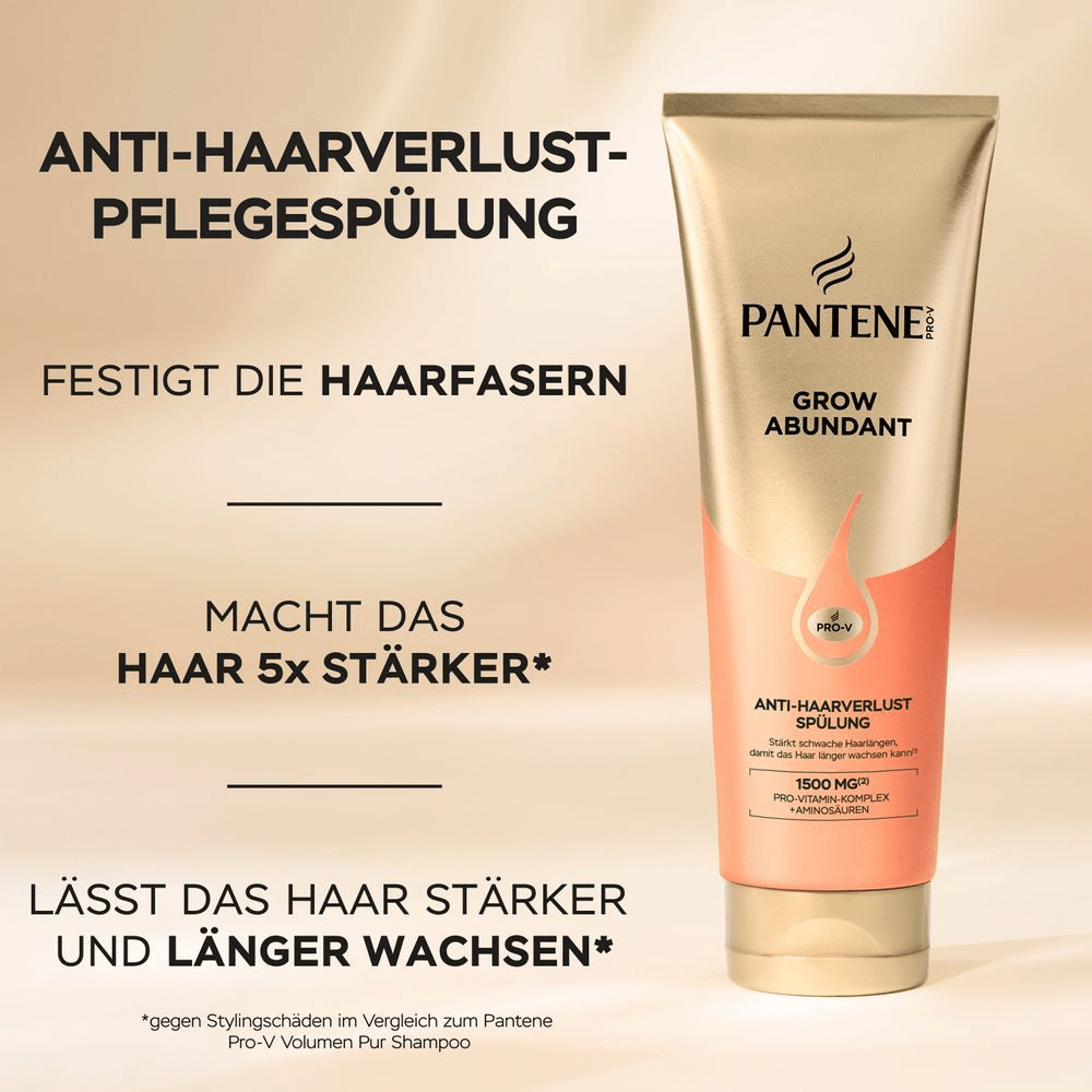Eine Pantene Pro-V Grow Abundant Anti-Haarverlust Pflegespülung in einer pfirsichfarbenen Tube steht auf einem beigefarbenen Hintergrund. Daneben stehen in schwarzer Schrift die Vorteile des Produkts: Stärkt die Haarfasern, Macht das Haar 5x stärker*, Lässt das Haar stärker und länger wachsen*.