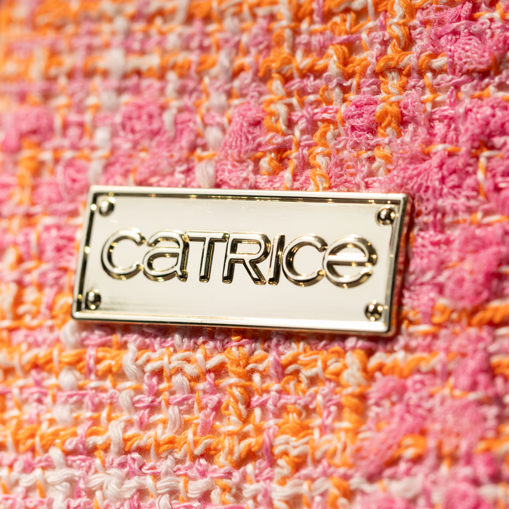 Bild: Catrice SPRING AND THE CITY Eye & Cheek Glow Complex Rosé & Rooftops 