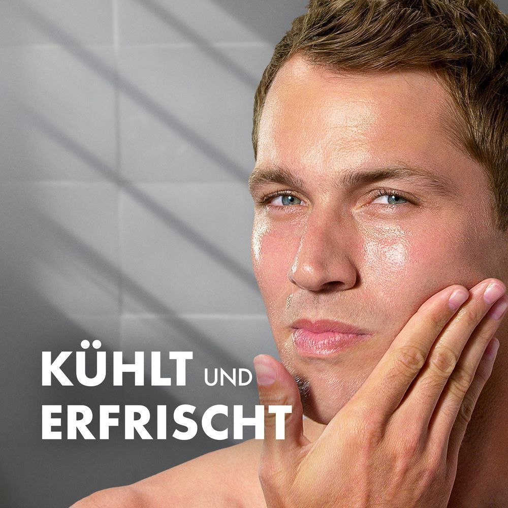 Mann berührt sein Gesicht, das frisch und gekühlt aussieht, hervorgehoben durch den Text "Kühlt und erfrischt".