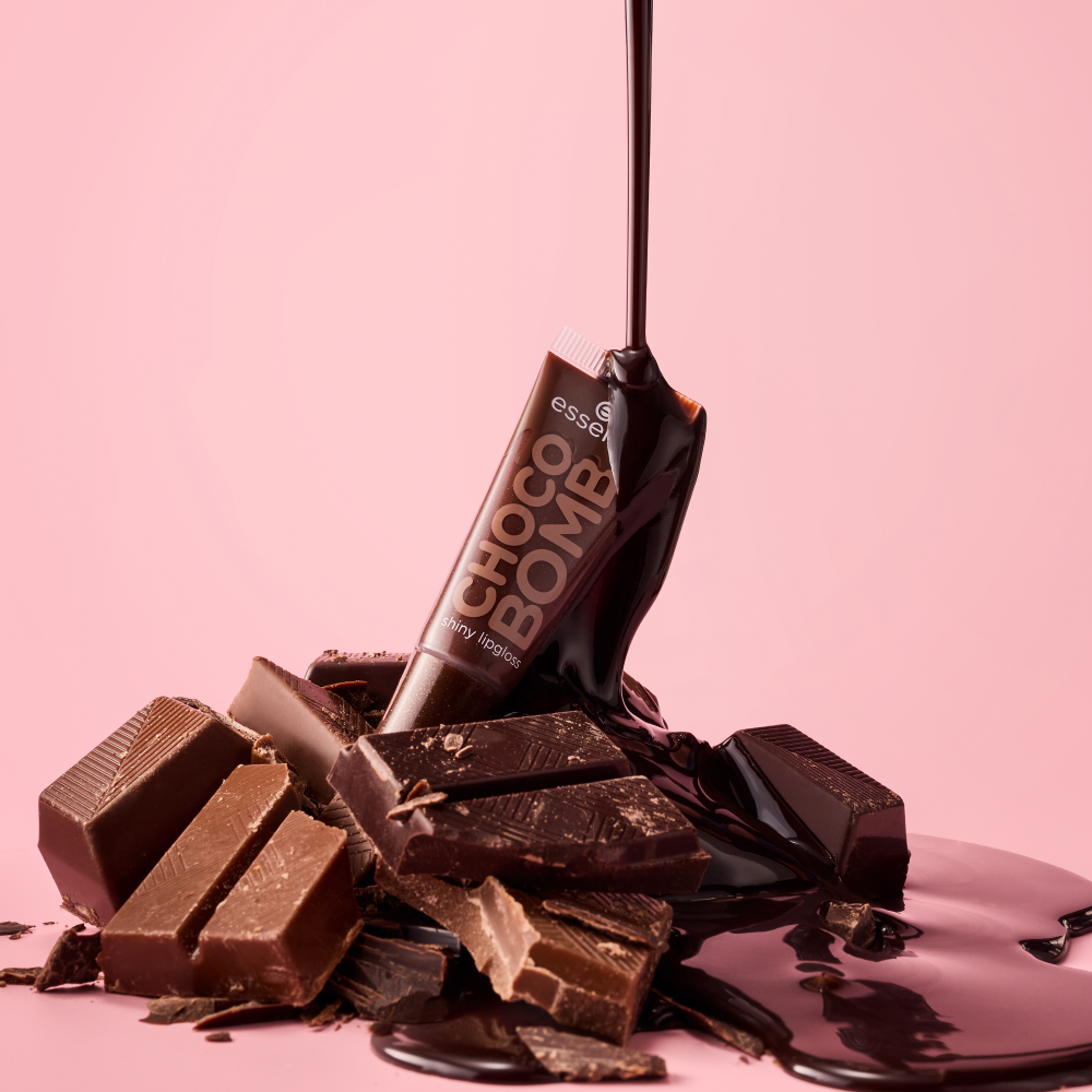 Bild: essence CHOCO BOMB shiny lipgloss Chocoholic!