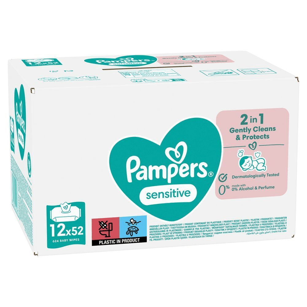 Pampers Sensitive Feuchttücher im Karton, hervorgehoben wird die Formel mit 0% Alkohol und Parfüm, dermatologisch getestet. [EN] Pampers Sensitive baby wipes, 12 packs of 52, featuring the claim "2 in 1 Gently Cleans & Protects." [RO] Pachet de șervețele Pampers Sensitive, 12x52, cu formula 2 în 1 care curăță delicat și protejează, testat dermatologic. [IT] Pampers Sensitive salviette per bambini, confezione da 12 pacchi da 52, dermatologicamente testate e 0% alcool e profumo. [HR] Pampers Sensitive vlažne maramice, pakiranje od 12 paketa po 52 maramice, dermatološki testirane i bez alkohola i parfema. [CS] Pampers Sensitive vlhčené ubrousky, balení 12x52, s označením "2 v 1 šetrně čistí a chrání" a 0% alkoholu a parfémů. [HU] Pampers Sensitive törlőkendő, 12x52 darabos kiszerelésben, kiemelve a 2 az 1-ben gyengéden tisztít és véd formulát. [SK] Pampers Sensitive detské vlhčené obrúsky, balenie 12 x 52 kusov, dermatologicky testované a vyrobené s 0% alkoholu a parfumácie. [SL] Pampers Sensitive otroški robčki, pakiranje 12 x 52, dermatološko testirani in brez alkohola ter parfumov.;