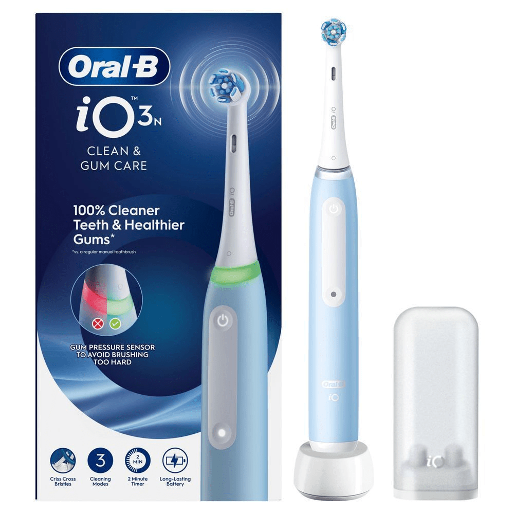 Oral-B iO 3n, con caja que destaca 100% Dientes más limpios y encías más sanas y sensor de presión para proteger las encías. Se muestra el cepillo sobre la basa de carga y soporte para cabezales,